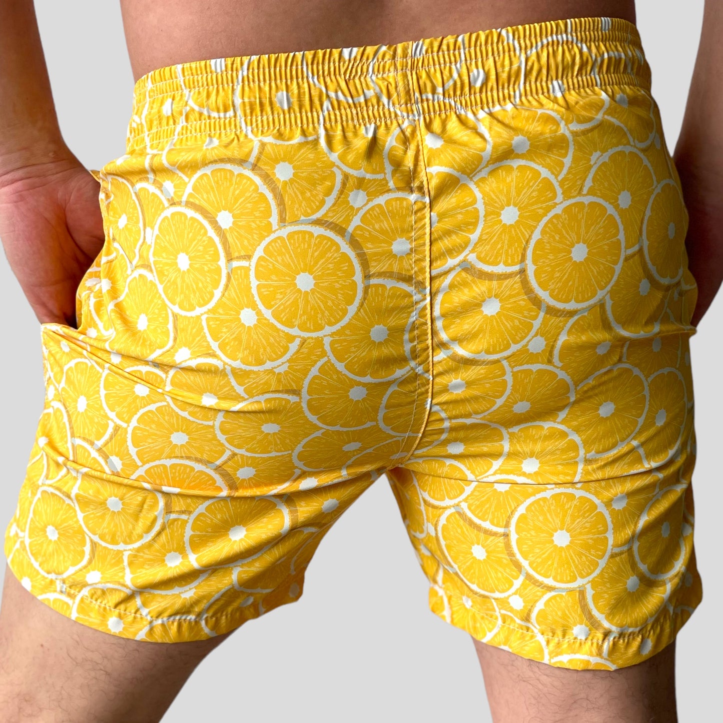 Pantaloneta de baño con diseño rodajas limón