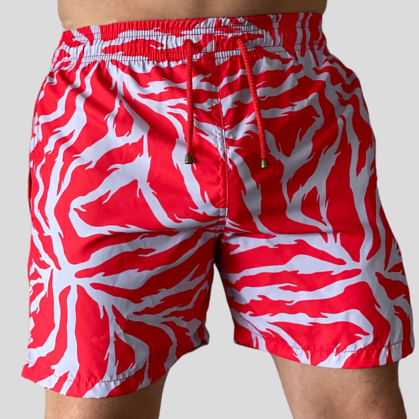 Pantaloneta de baño con diseño animal print rojo y lila