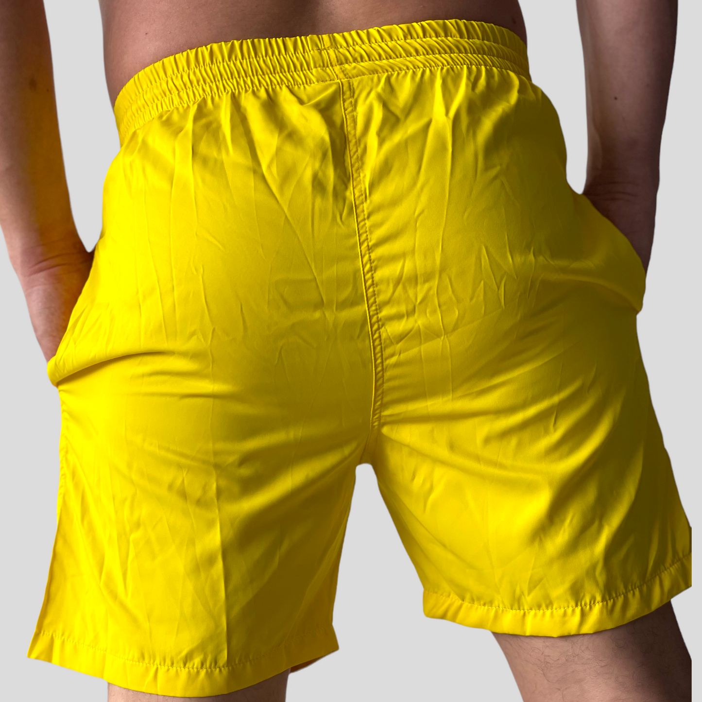 Pantaloneta de baño color amarillo