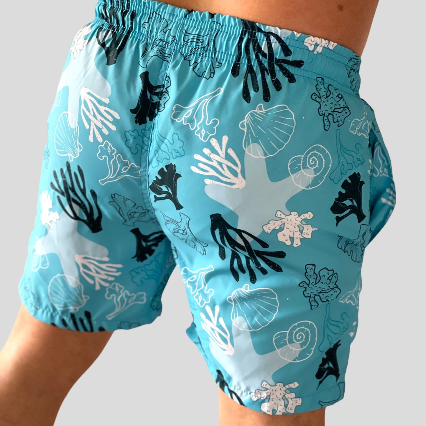 Pantaloneta de baño con diseño coral